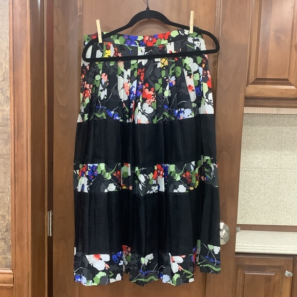 Banana Republic black mesh and floral skirt size 10 - Picture 3 of 6
